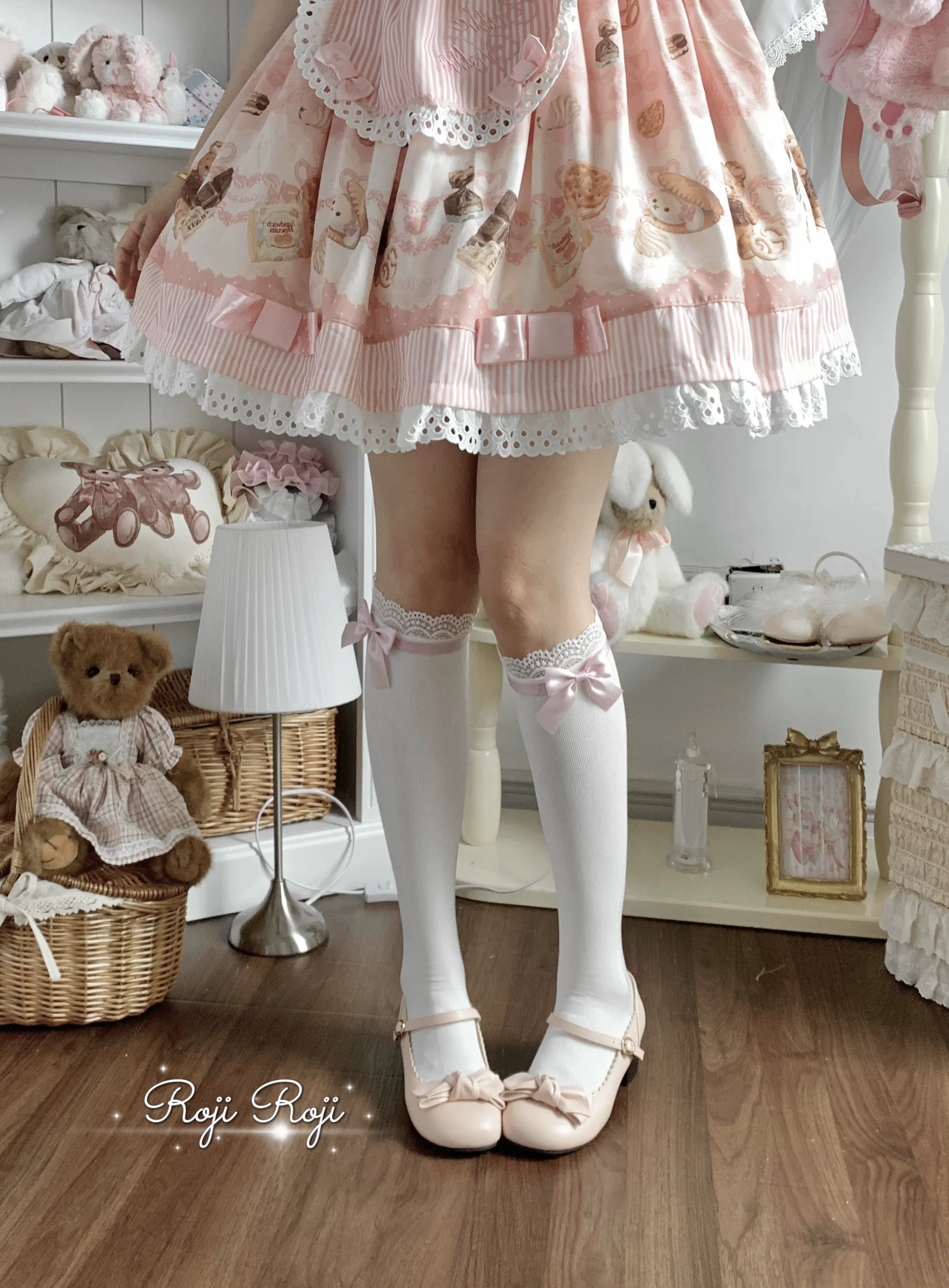 White Over Knee Lolita Socks with Pink Bow | Fabric And Lace Close-Up | Aurora Lolita White Over Knee Lolita Socks with Pink Bow - fabric and lace close-up for Sweet Lolita coords