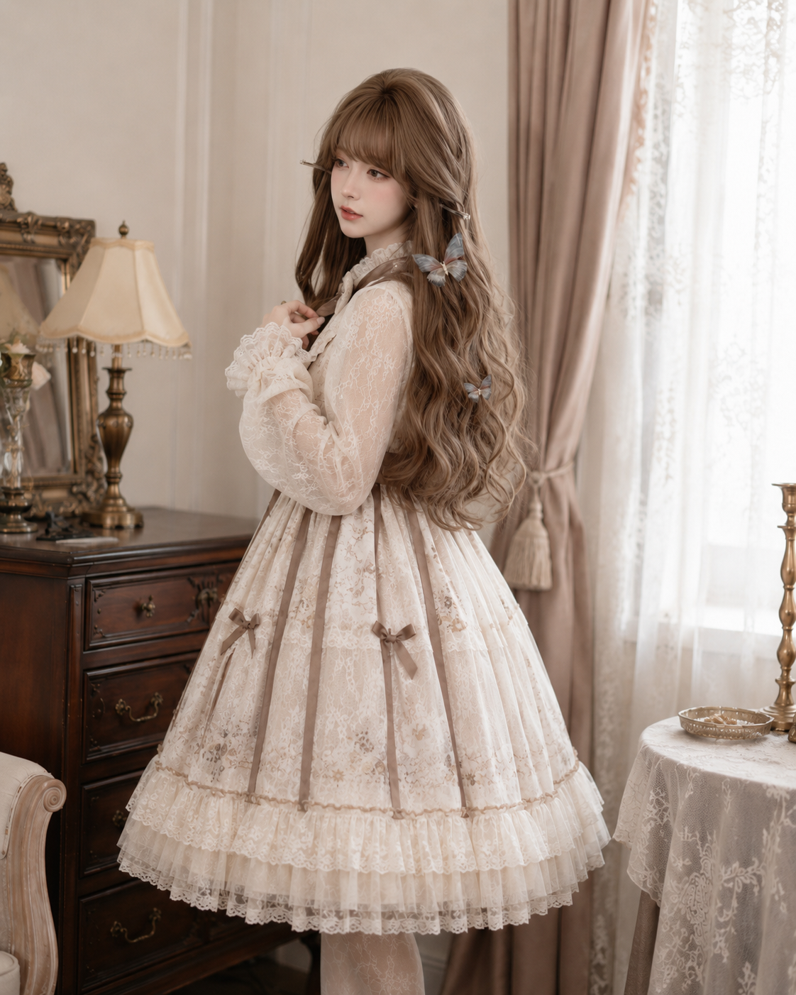 Parrucca Lolita lunga e ondulata castano cenere con riga laterale - Castano cenere - vista su modello con styling 02 Parrucca Lolita lunga e ondulata castano cenere con riga laterale in Castano cenere, vista su modello con styling 02