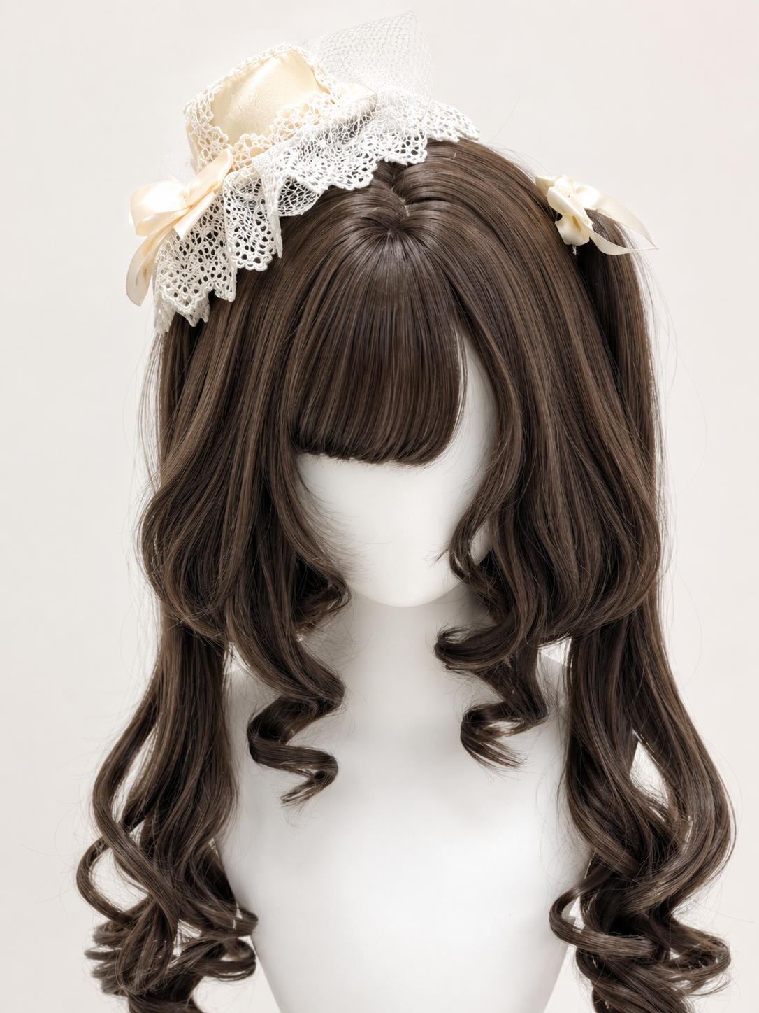 Dunkelbraune gelockte Lolita-Perücke mit Twin-Tails – Dunkelbraun, Produktansicht an der Schneiderpuppe 01 Dunkelbraune gelockte Lolita-Perücke mit Twin-Tails in Dunkelbraun, Produktansicht an der Schneiderpuppe 01