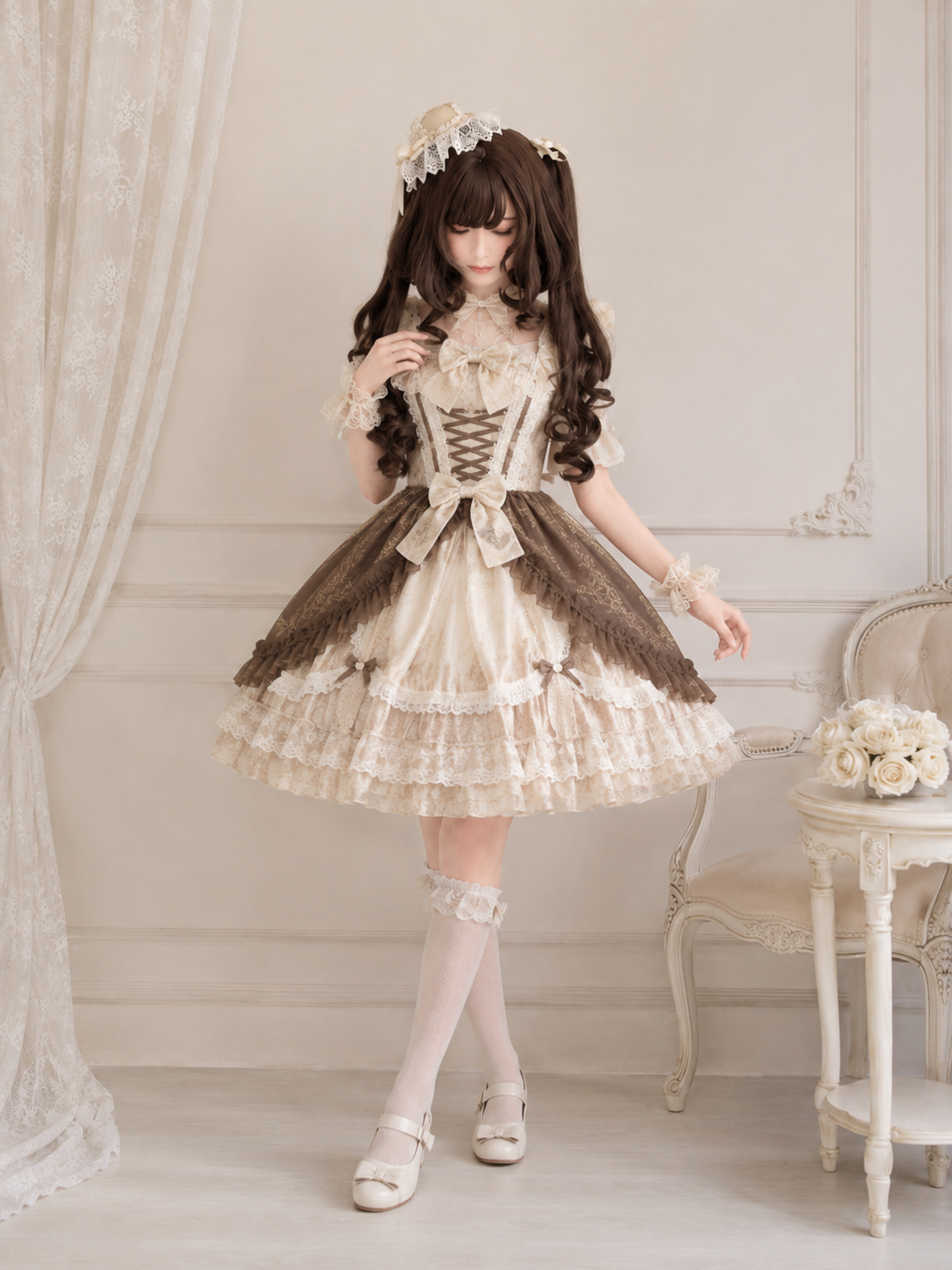 Dunkelbraune gelockte Lolita-Perücke mit Twin-Tails – Dunkelbraun, Stylingansicht am Model 03 Dunkelbraune gelockte Lolita-Perücke mit Twin-Tails in Dunkelbraun, Stylingansicht am Model 03