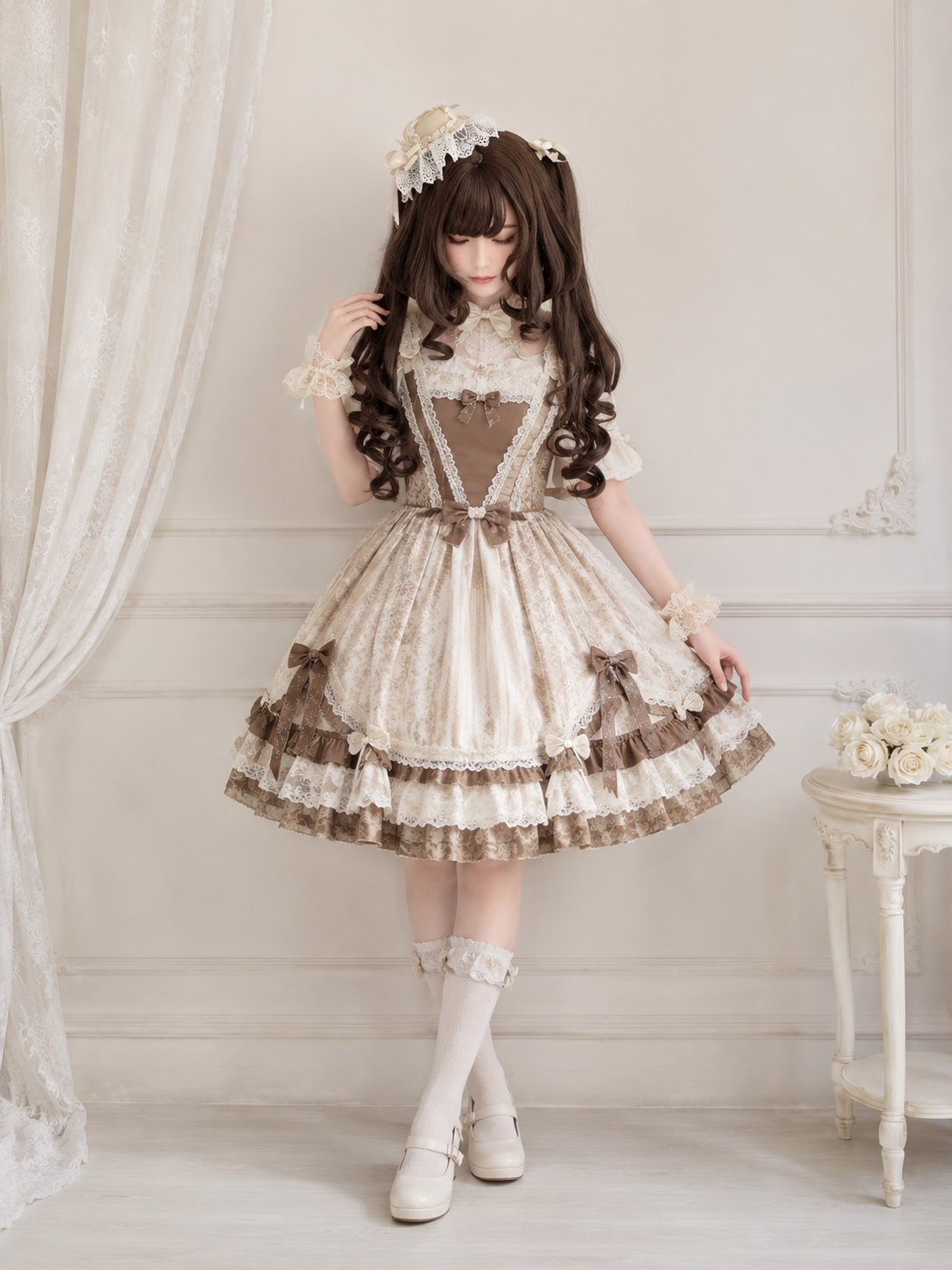 Dunkelbraune gelockte Lolita-Perücke mit Twin-Tails – Dunkelbraun, Stylingansicht am Model 05 Dunkelbraune gelockte Lolita-Perücke mit Twin-Tails in Dunkelbraun, Stylingansicht am Model 05