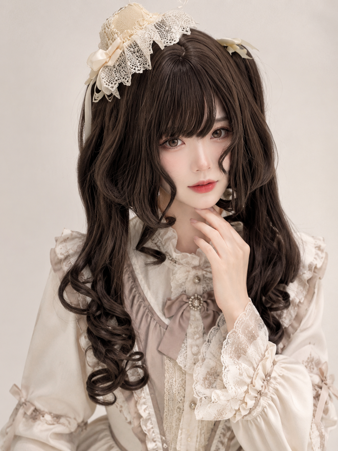Dunkelbraune gelockte Lolita-Perücke mit Twin-Tails – Dunkelbraun, Stylingansicht am Model 06 Dunkelbraune gelockte Lolita-Perücke mit Twin-Tails in Dunkelbraun, Stylingansicht am Model 06