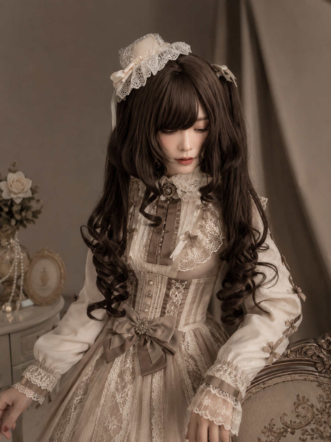 Dunkelbraune gelockte Lolita-Perücke mit Twin-Tails – Dunkelbraun, Stylingansicht am Model 08 Dunkelbraune gelockte Lolita-Perücke mit Twin-Tails in Dunkelbraun, Stylingansicht am Model 08