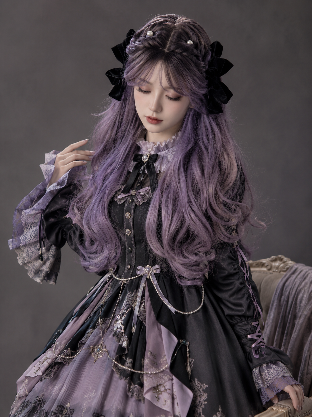 Perruque Lolita longue et ondulée violet lavande - Violet lavande - vue sur modèle avec stylisme 06 Perruque Lolita longue et ondulée violet lavande en Violet lavande, vue sur modèle avec stylisme 06