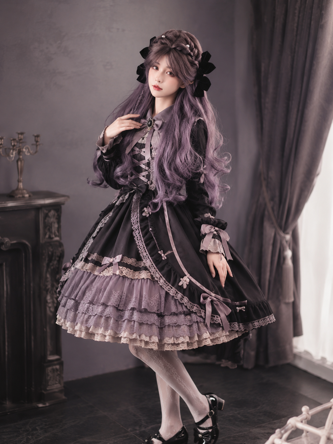 Perruque Lolita longue et ondulée violet lavande - Violet lavande - vue sur modèle avec stylisme 07 Perruque Lolita longue et ondulée violet lavande en Violet lavande, vue sur modèle avec stylisme 07